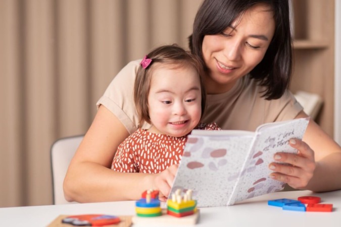 Estimular crianças com síndrome de Down, desde bebês até a idade escolar, é essencial (Imagem: Yta23 | Shutterstock)  -  (crédito: EdiCase)