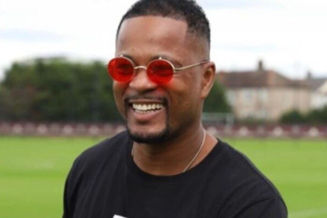 Evra, ex-lateral-esquerdo do Manchester United com a camisa do novo aplicativo para divulgá-lo -  (crédito: Foto: Reprodução Instagram)