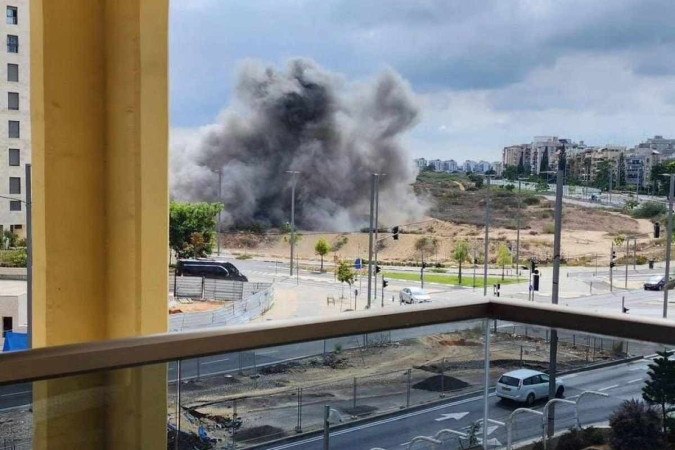 Explosão na região sul de Tel Aviv: impacto direto do artefato ocorreu após falha improvável do escudo Iron Dome 
