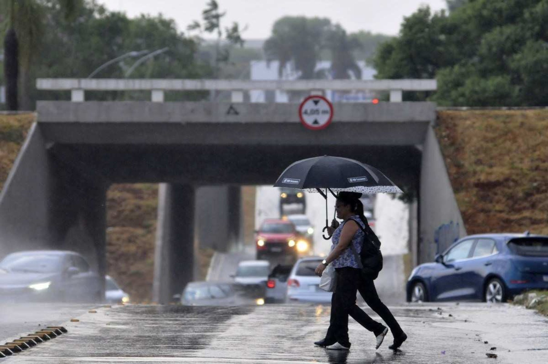  07/10/2024. Crédito: Minervino Júnior/CB/D.A Press. Brasil.  Brasilia - DF. Chuva em Brasília após longo período de seca. Asa Norte SQN 216