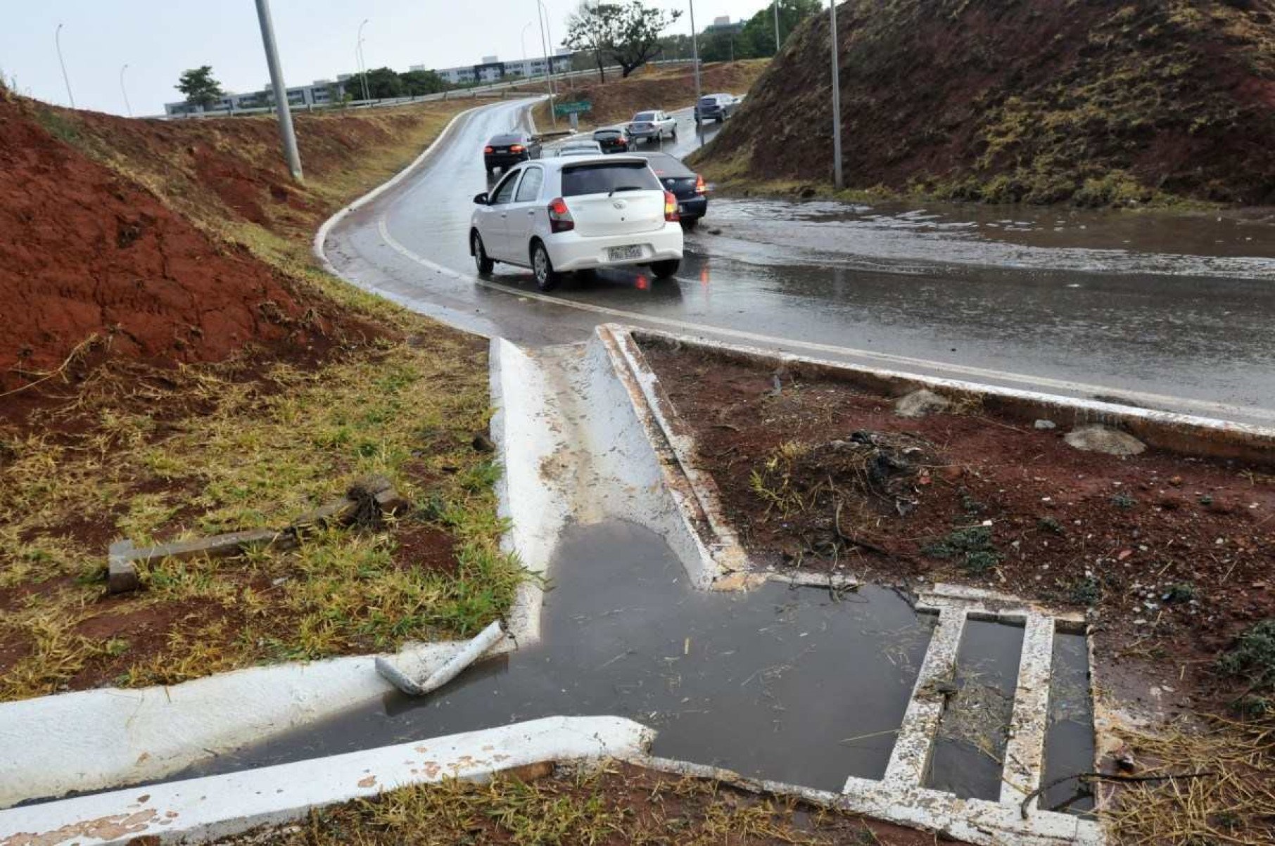  07/10/2024. Crédito: Minervino Júnior/CB/D.A Press. Brasil.  Brasilia - DF. Chuva em Brasília após longo período de seca. Asa Norte. Boca de lobo entupida no viaduto de acesso a Ponte do Bragueto.