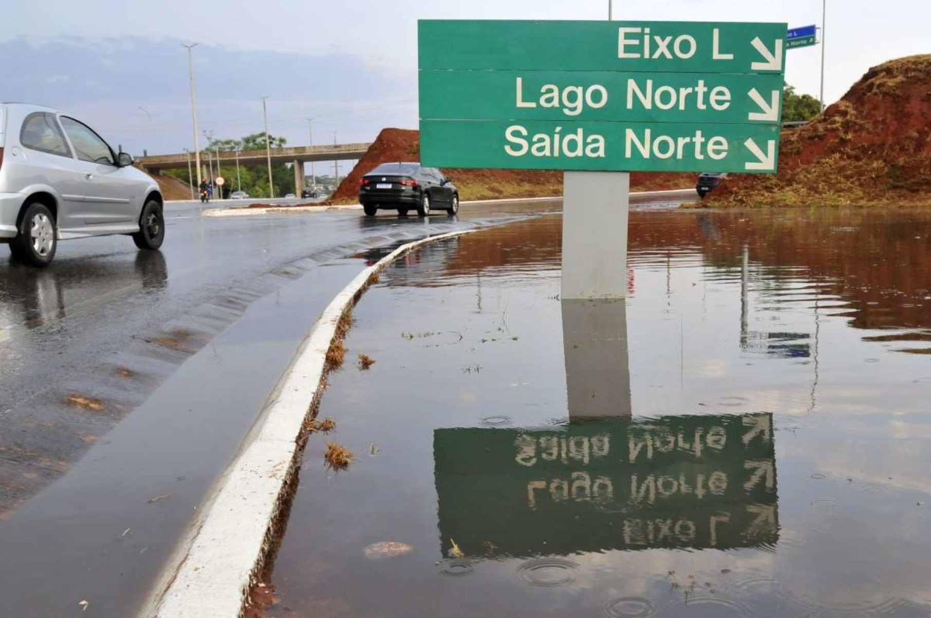  07/10/2024. Crédito: Minervino Júnior/CB/D.A Press. Brasil.  Brasilia - DF. Chuva em Brasília após longo período de seca. Asa Norte. Boca de lobo entupida no viaduto de acesso a Ponte do Bragueto.