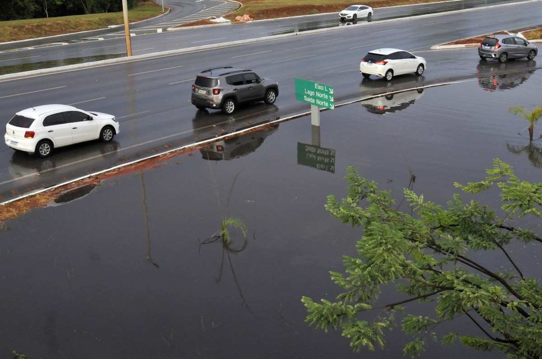 Chuva traz alívio aos brasilienses, mas também causa transtornos