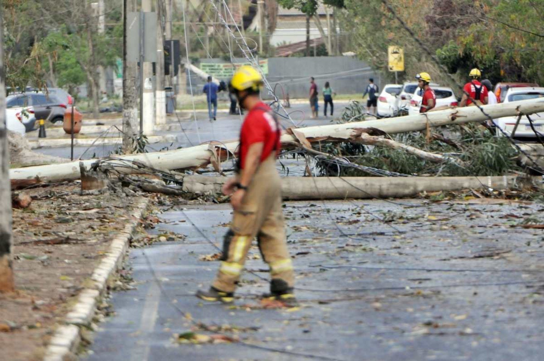 Na QI 9 do Lago Norte, a queda de um poste causou falta de energia