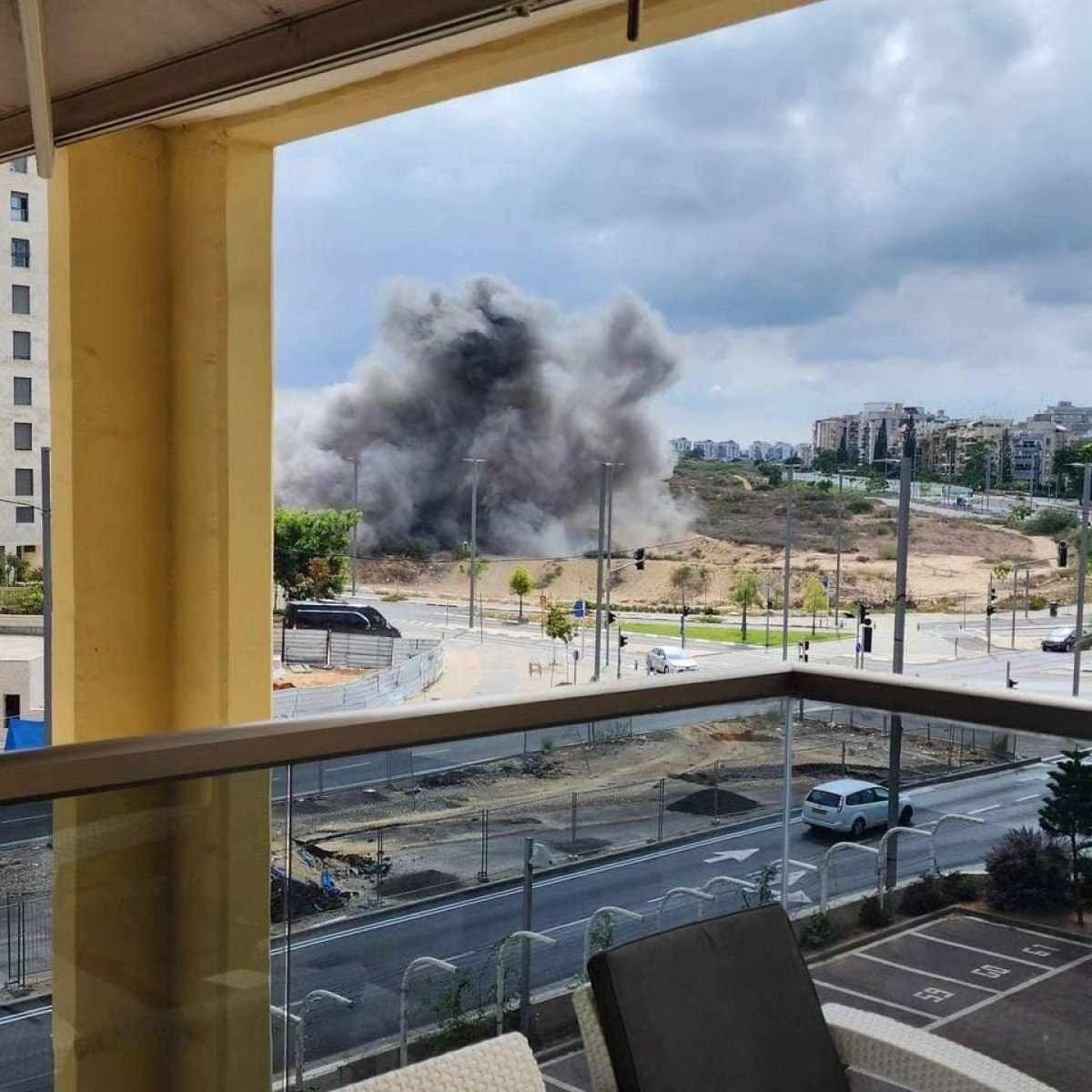 Explosão de projétil no sul de Tel Aviv: impacto direto após falha do Iron Dome 