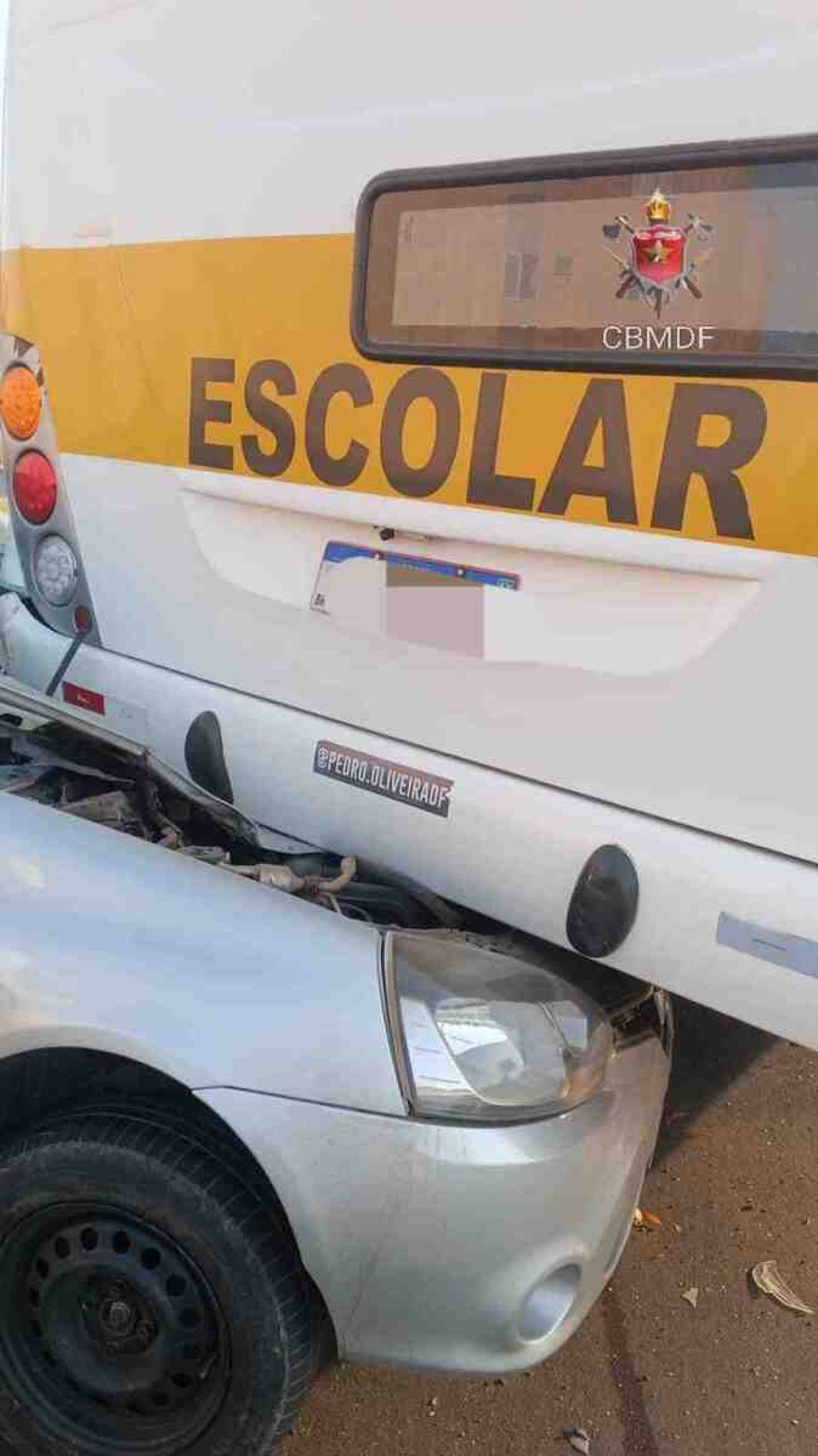 Carro bate na traseira de ônibus escolar no Riacho Fundo