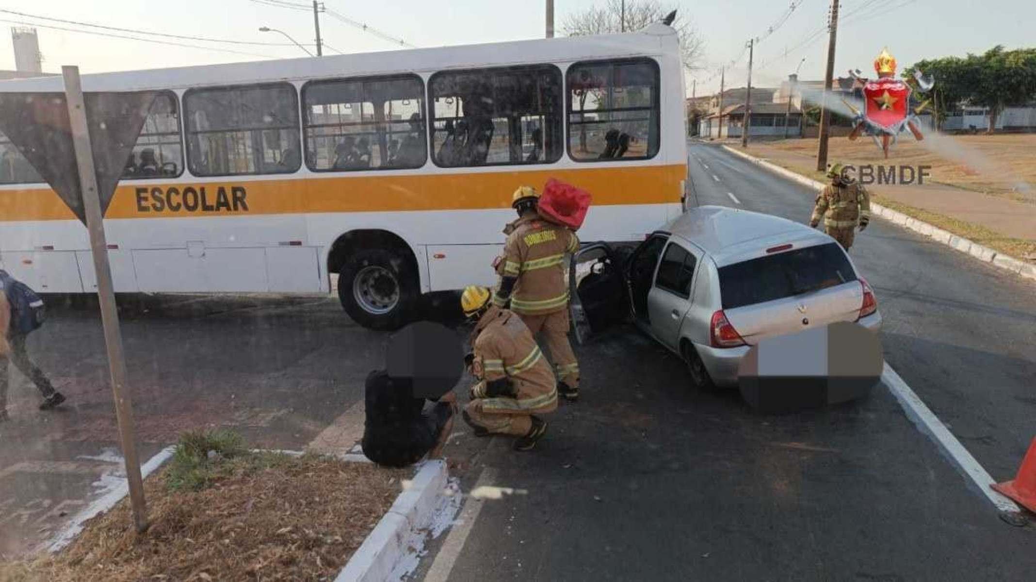 Carro bate na traseira de ônibus escolar no Riacho Fundo