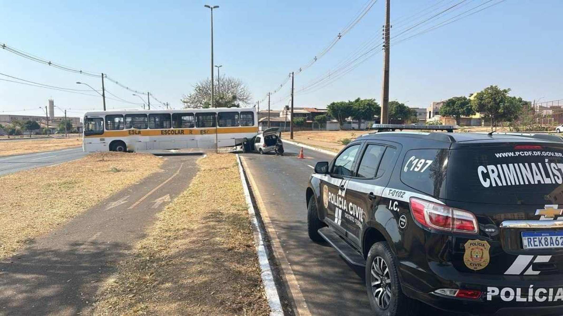 Ônibus escolar faz manobra irregular e bate em carro, no Riacho Fundo II 