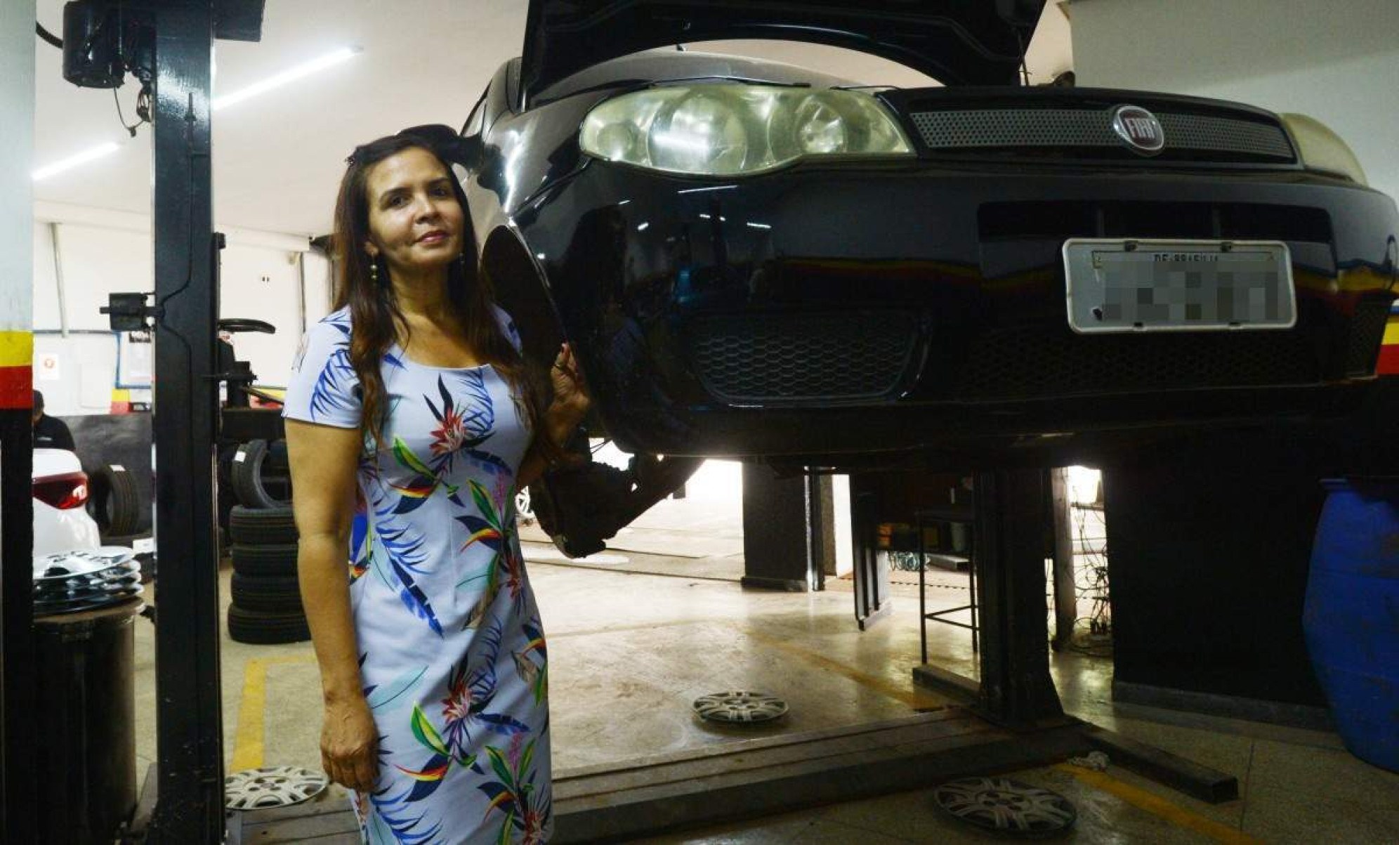 Chyrlene sempre leva o carro para fazer manutenção perto do período de chuvas