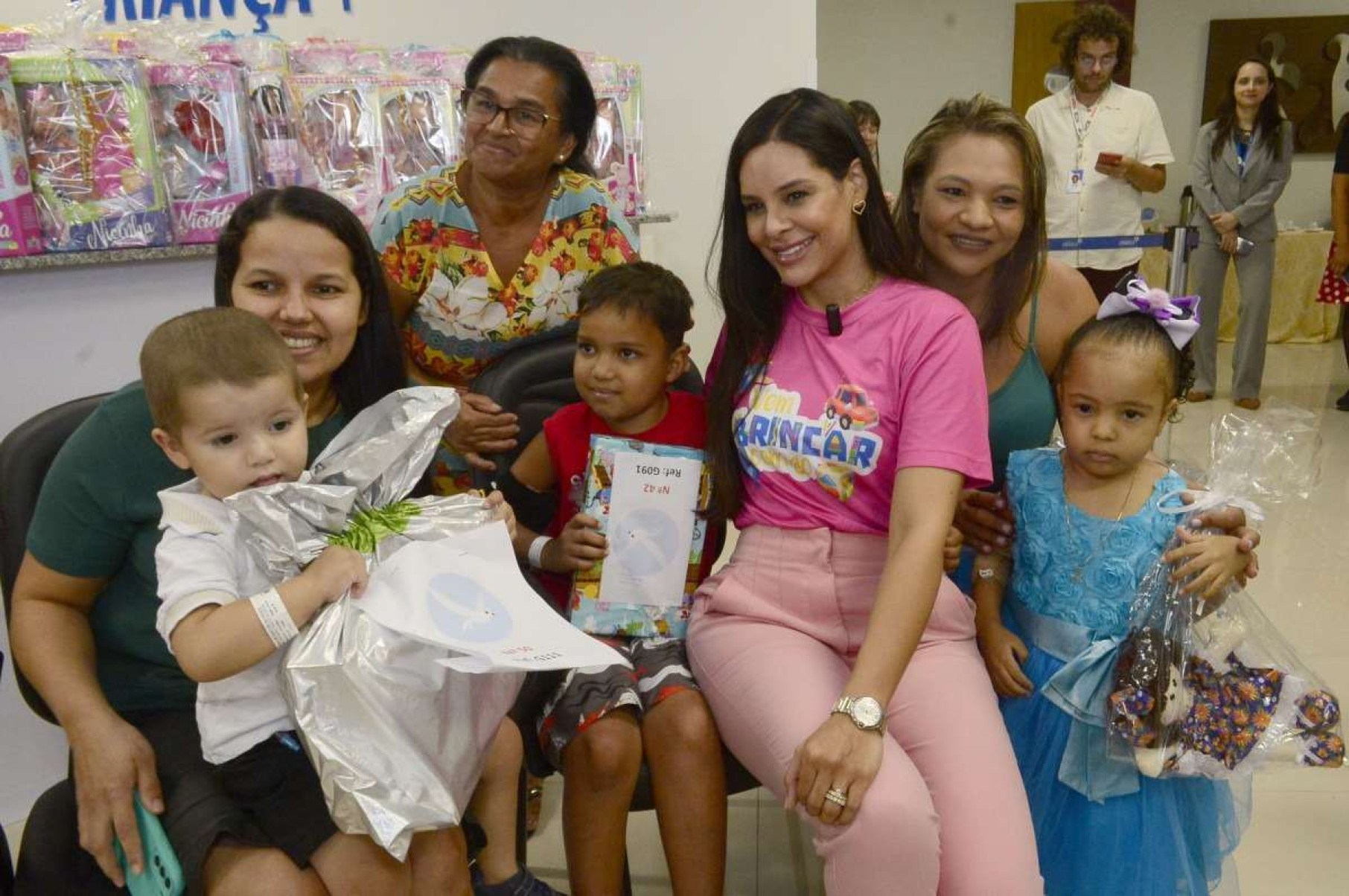  No Hospital da Criança de Brasília, a primeira-dama do DF,  Mayara Noronha Rocha, distribuiu brinquedos para pequenos pacientes como Lana e Ebraim, respectivamente, com as mamães Lucimara e Silvaneide