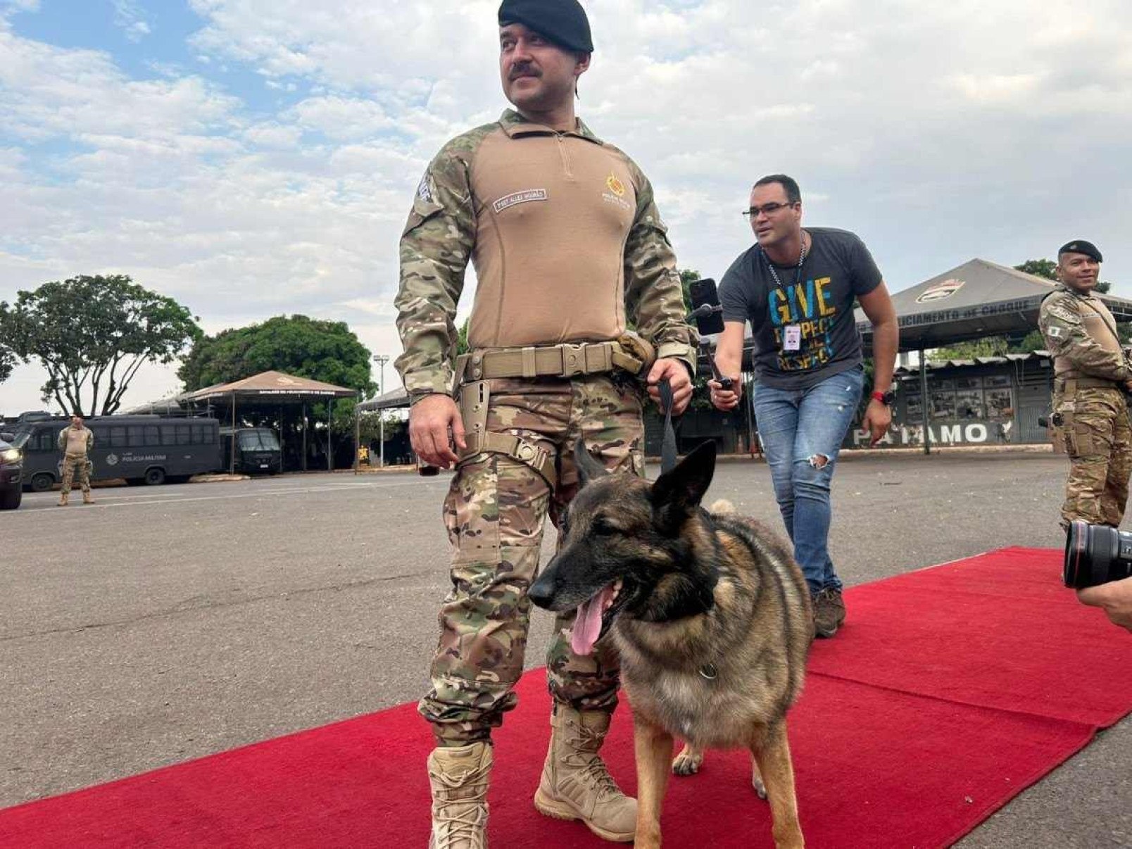 Sargento Allex Mourão e sua cadela Diana