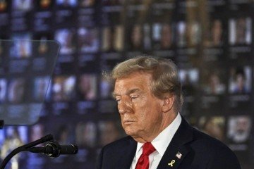 Donald Trumo participa de cerimônia do primeiro aniversário do ataque do Hamas a Israel -  (crédito: Chandan Khanna/AFP)