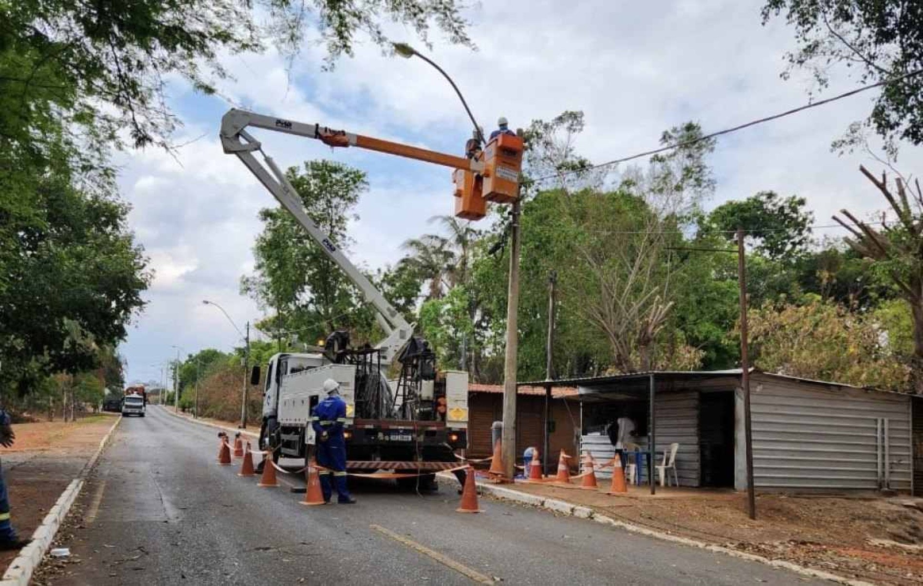 Neoenergia faz manutenção de postes que caíram no Lago Norte após chuvas