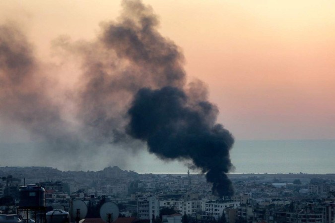 Fumaça sobe após bombardeio israelense contra um bairro xiita no subúrbio sul da capital Beirute, durante o anoitecer  -  (crédito: AFP)