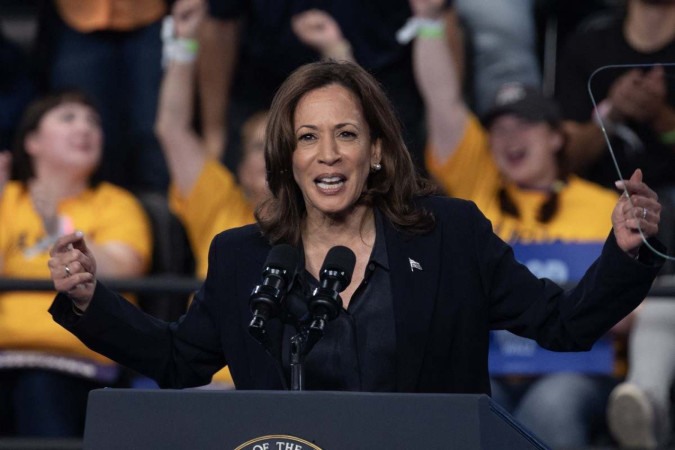 Segundo pesquisa do New York Times, Kamala Harris tem 49% das intenções de voto nos Estados Unidos, em comparação aos 46% de Trump -  (crédito: Scott Olson/Getty Images/AFP)