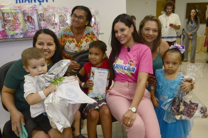  No Hospital da Criança de Brasília, a primeira-dama do DF,  Mayara Noronha Rocha, distribuiu brinquedos para pequenos pacientes como Lana e Ebraim, respectivamente, com as mamães Lucimara e Silvaneide -  (crédito:  Marcelo Ferreira/CB/D.A Press)