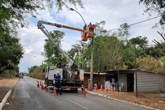 Equipes da Neoenergia realizam manutenção de postes no Lago Norte -  (crédito: Neoenergia/Divulgação)