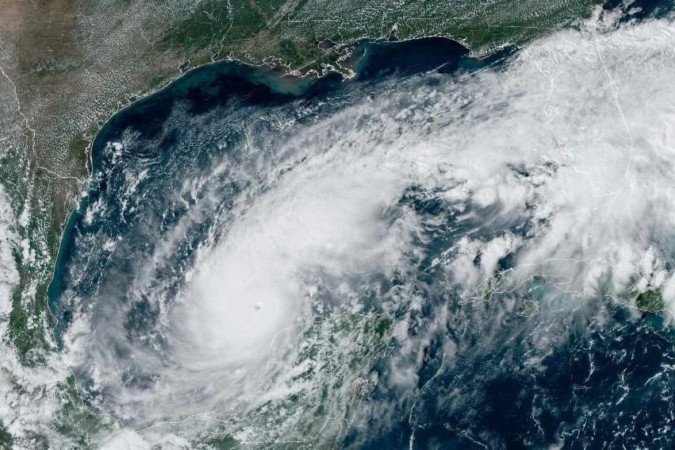 Furacão Milton deve chegar à costa centro-oeste da Flórida na noite desta quarta -  (crédito:   HANDOUT / NOAA / AFP)