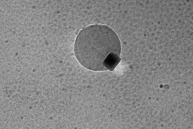 Bolha de água emergindo de um nanocubo de paládio vista com um microscópio -  (crédito: Divulgação/Universidade Northwestern )