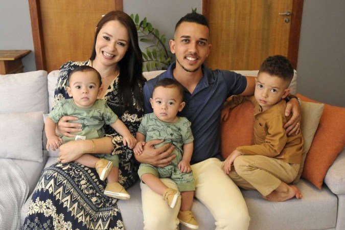  08/10/2024. Crédito: Minervino Júnior/CB/D.A Press. Brasil.  Brasilia - DF. Família que integra as crianças nos hábitos e hobbies do casal. Sandra Sunha com seu marido Gabriel Cunha e seus filhos.