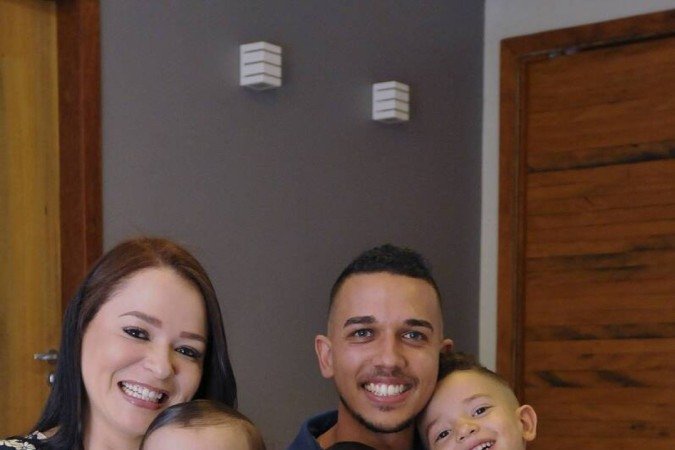  08/10/2024. Crédito: Minervino Júnior/CB/D.A Press. Brasil.  Brasilia - DF. Família que integra as crianças nos hábitos e hobbies do casal. Sandra Sunha com seu marido Gabriel Cunha e seus filhos.