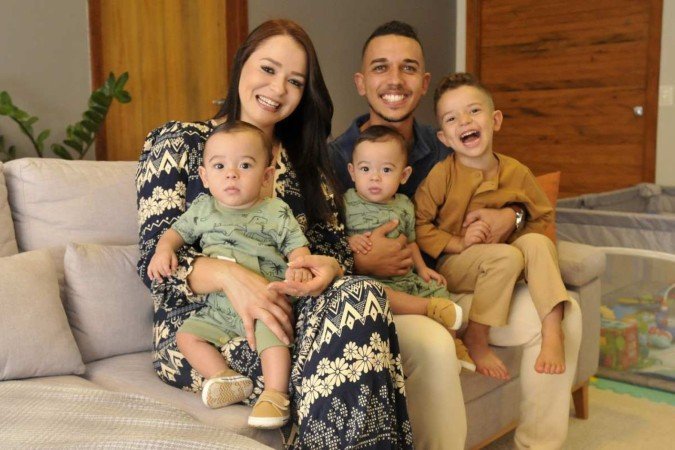  08/10/2024. Crédito: Minervino Júnior/CB/D.A Press. Brasil.  Brasilia - DF. Família que integra as crianças nos hábitos e hobbies do casal. Sandra Sunha com seu marido Gabriel Cunha e seus filhos.