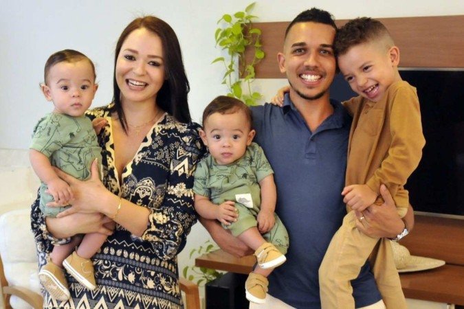  08/10/2024. Crédito: Minervino Júnior/CB/D.A Press. Brasil.  Brasilia - DF. Família que integra as crianças nos hábitos e hobbies do casal. Sandra Sunha com seu marido Gabriel Cunha e seus filhos.