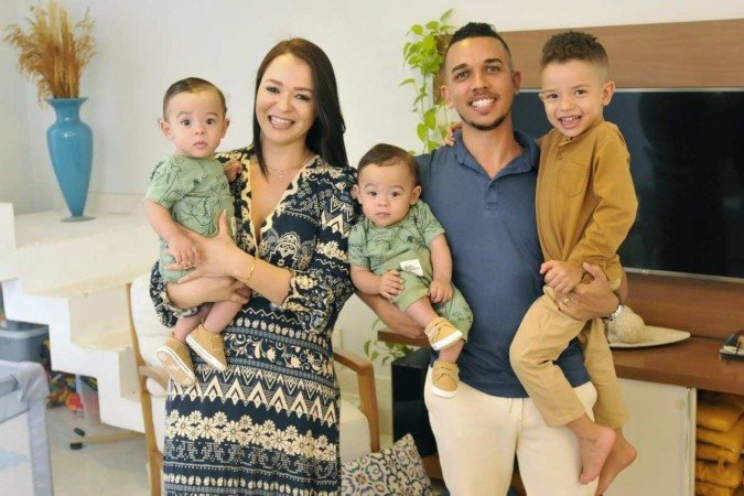  08/10/2024. Crédito: Minervino Júnior/CB/D.A Press. Brasil.  Brasilia - DF. Família que integra as crianças nos hábitos e hobbies do casal. Sandra Sunha com seu marido Gabriel Cunha e seus filhos.