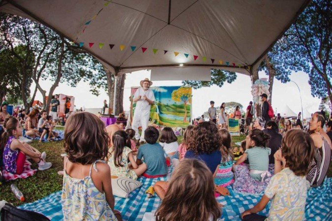 Entre as atrações, estará a mini-arena, comandada pelo grupo Circo com Vida, que oferecerá atividades inspiradas no universo circense, como cortejos de pernas de pau, oficinas de bambolê e malabares - (crédito: Divulgação) Entre as atrações, estará a mini-arena, comandada pelo grupo Circo com Vida, que oferecerá atividades inspiradas no universo circense, como cortejos de pernas de pau, oficinas de bambolê e malabares - (crédito: Divulgação)