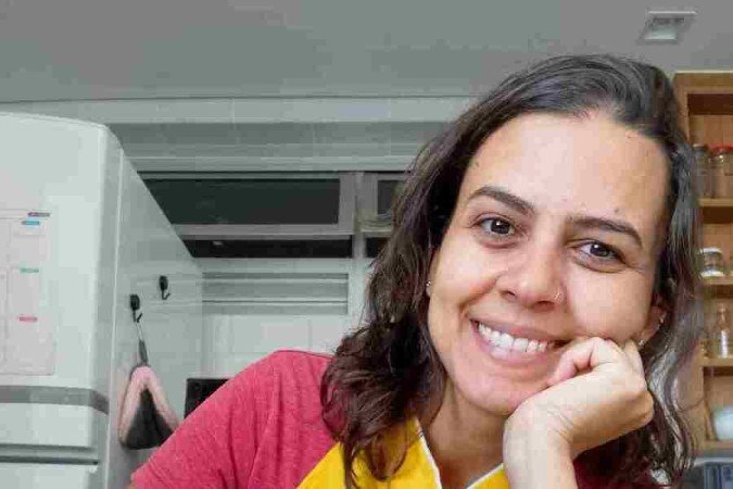 Tássia e um dos seus bolos decorados e 
totalmente sem açúcar e industrializados 