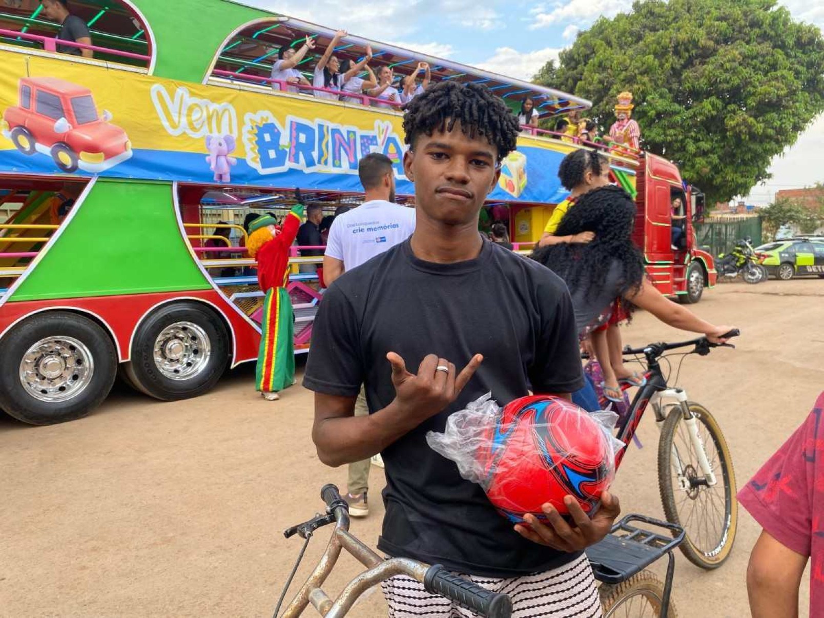 David, 16 anos, pedalou para presentear o primo de 8 com uma bola 