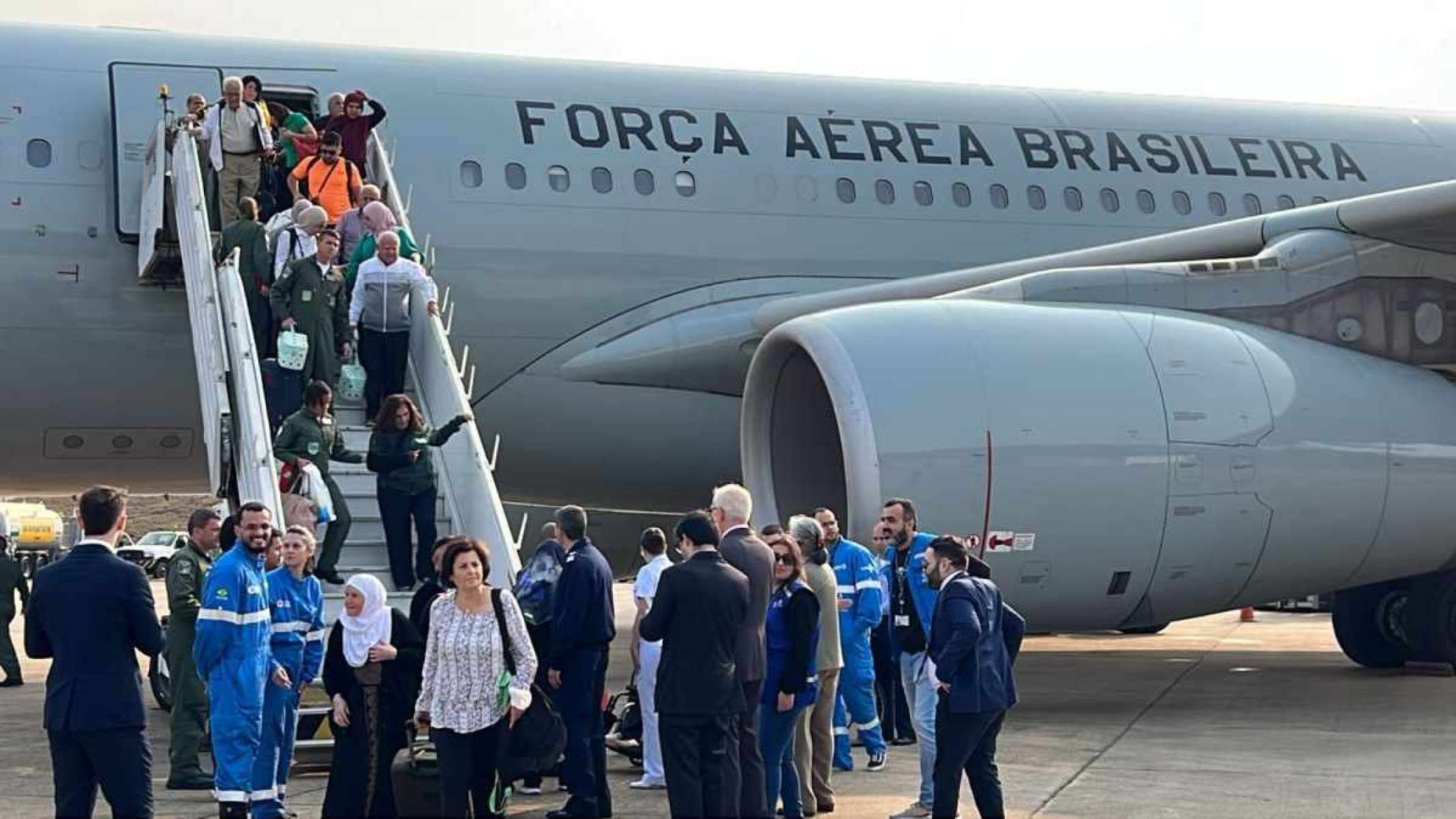 5º voo da FAB deixa o Líbano com 220 passageiros resgatados