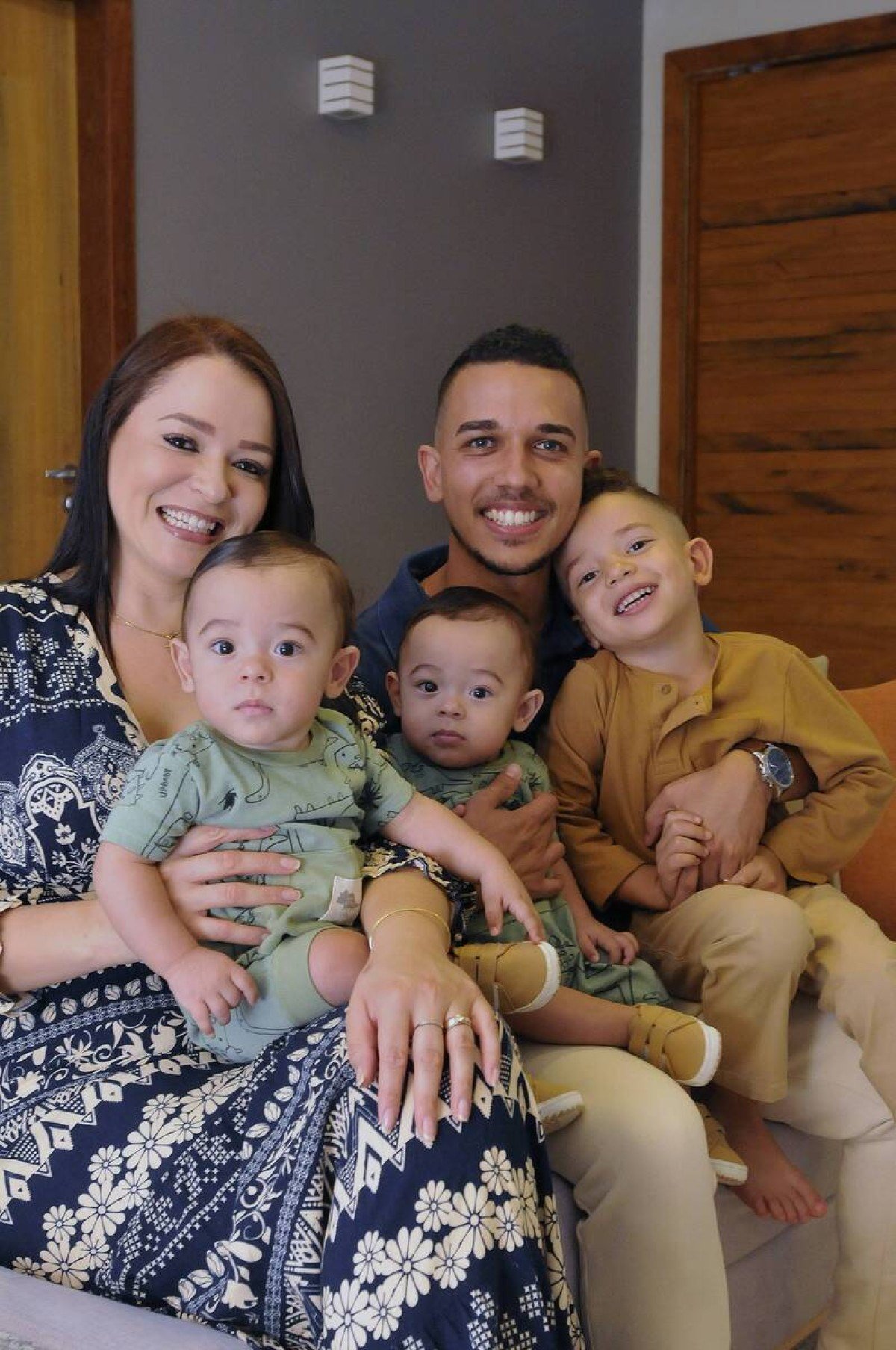  08/10/2024. Crédito: Minervino Júnior/CB/D.A Press. Brasil.  Brasilia - DF. Família que integra as crianças nos hábitos e hobbies do casal. Sandra Sunha com seu marido Gabriel Cunha e seus filhos.