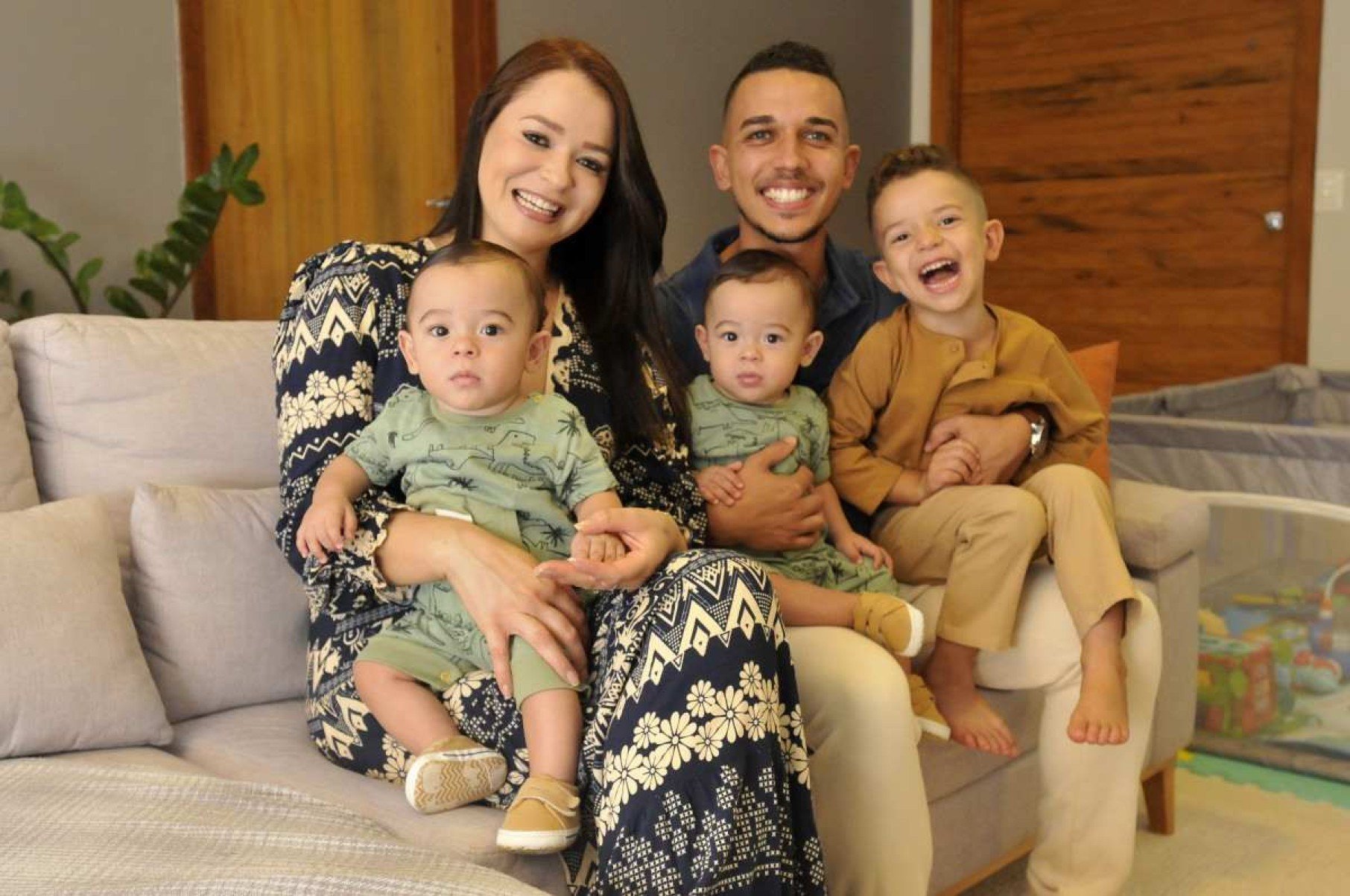  08/10/2024. Crédito: Minervino Júnior/CB/D.A Press. Brasil.  Brasilia - DF. Família que integra as crianças nos hábitos e hobbies do casal. Sandra Sunha com seu marido Gabriel Cunha e seus filhos.