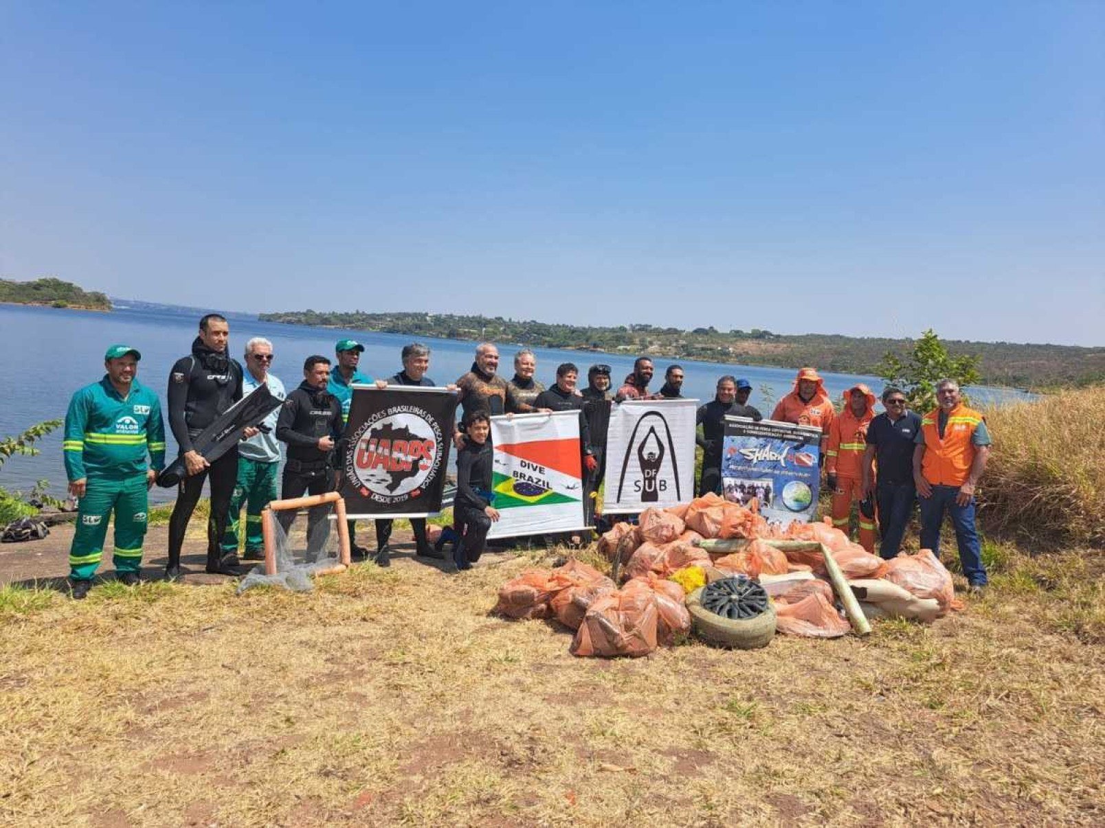 Ação solidária retira 200kg de lixo do Lago Paranoá