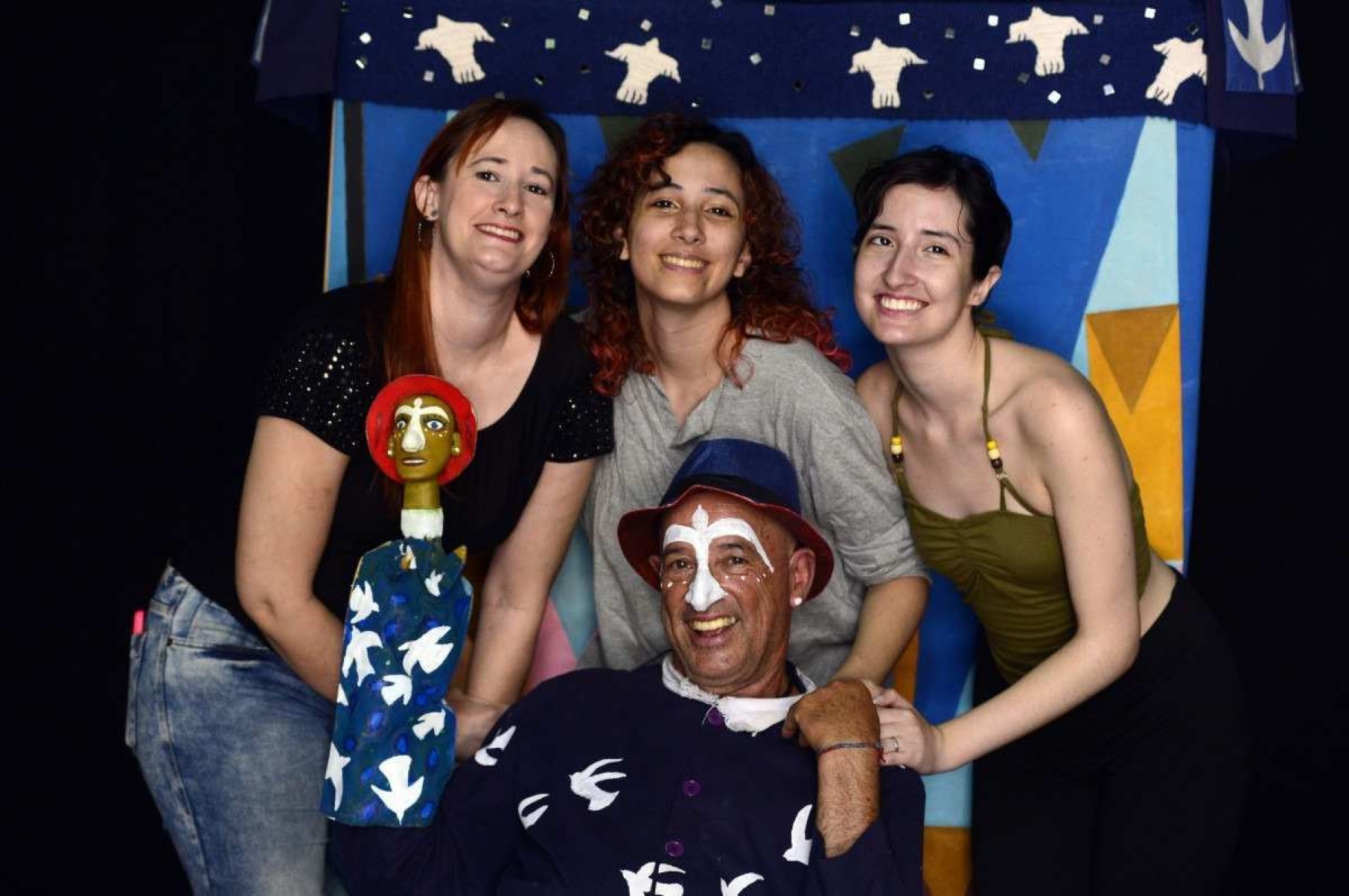 Clara (E), Mel (C) e Debora com o pai, Chico Simões, que conheceu o teatro de bonecos aos 3 anos