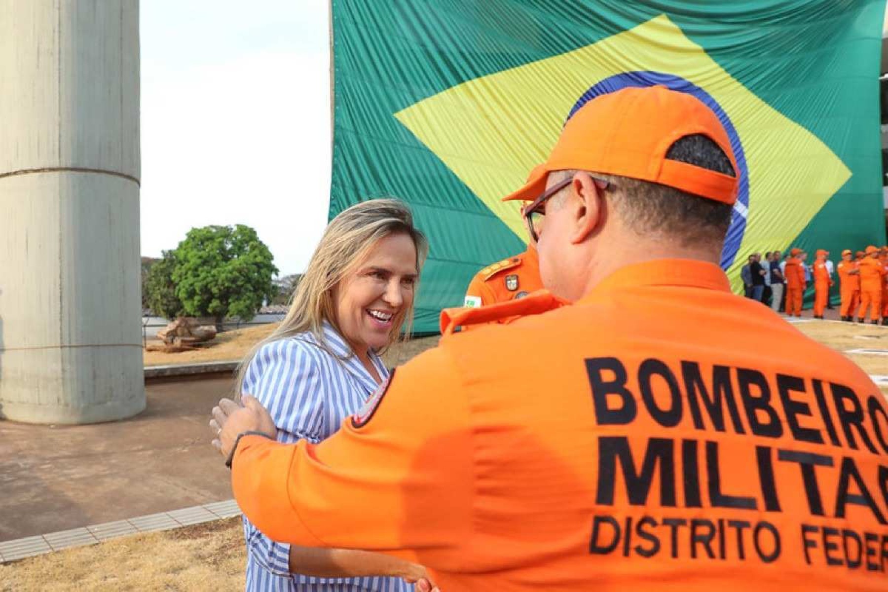 Comandante-geral do CBMDF, coronel Sandro Gomes, cumprimento a vice-governadora Celina Leão