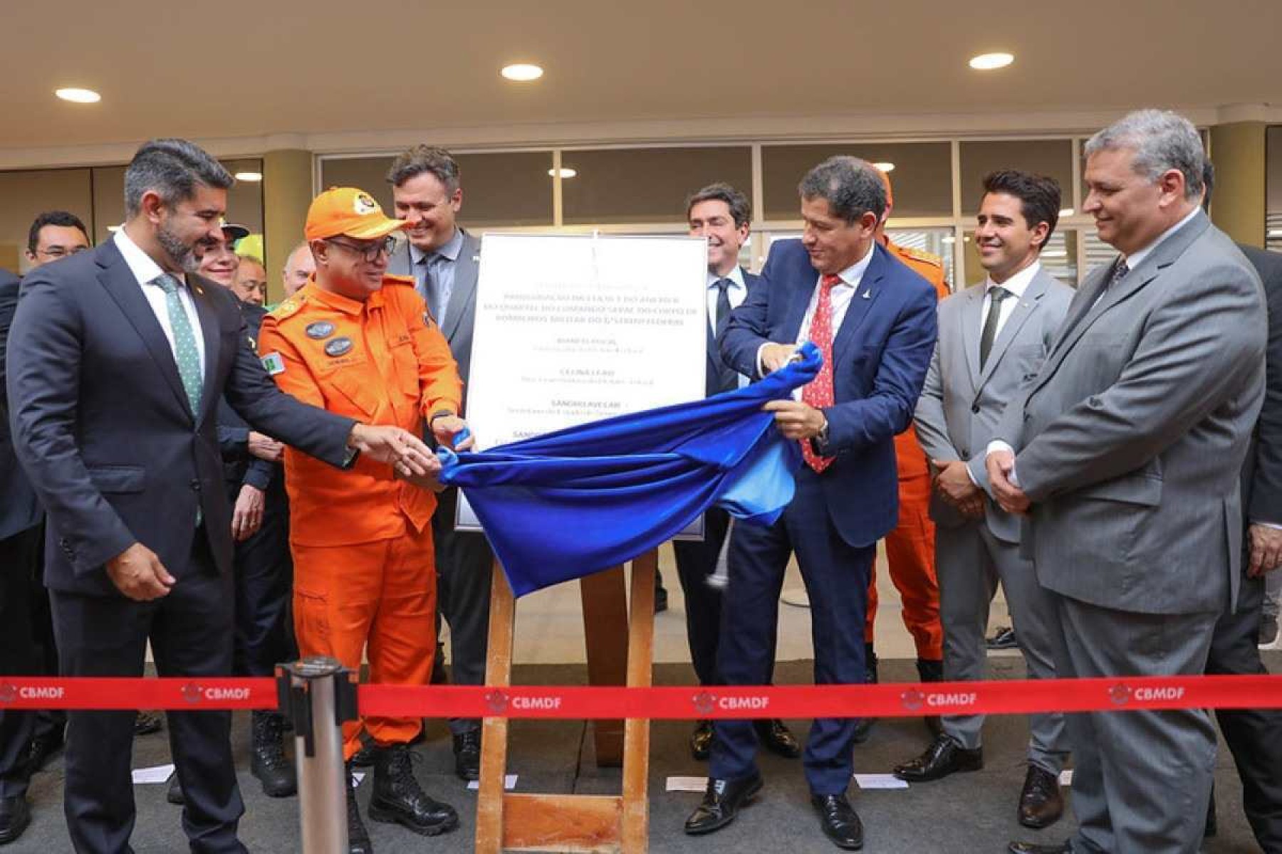 Secretário Sandro Avelar e o comandante-geral, coronel Sandro Gomes, comemoram a inauguração do novo anexo do prédio