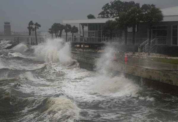 Ondas se quebram ao longo do pier St. Pete, em Saint Petersburg: expectativa de inundações catastróficas em áreas costeiras do estado  -  (crédito: Bryan R. Smith/AFP)