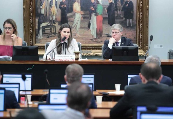 Após a aprovação dos textos, a presidente da CCJ, a bolsonarista  Caroline de Toni, escreveu nas redes sociais: 'Grande dia! Sim ou com certeza?' -  (crédito: Bruno Spada/Câmara dos Deputados)