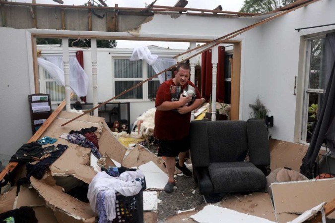 Em Fort Myers, Robert Haight teve o telhado da casa levado por tornado