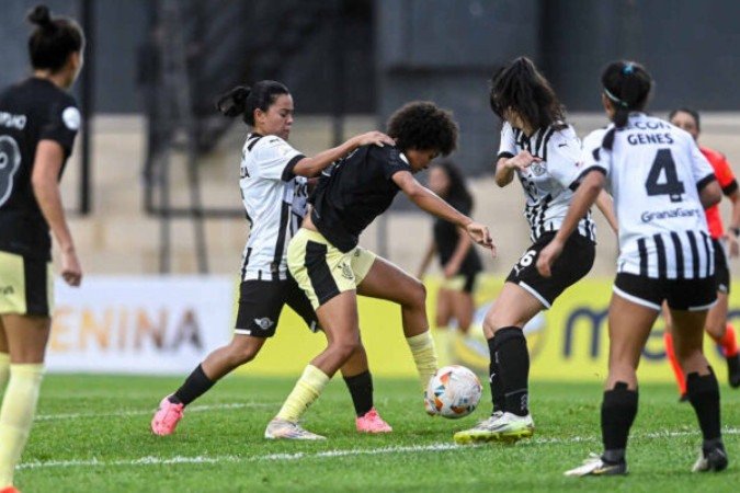 Yayá, fera do Corinthians tenta a finalização diante de marcação tripla do Libertad -  (crédito: Foto: Staff Images Woman/CONMEBOL)