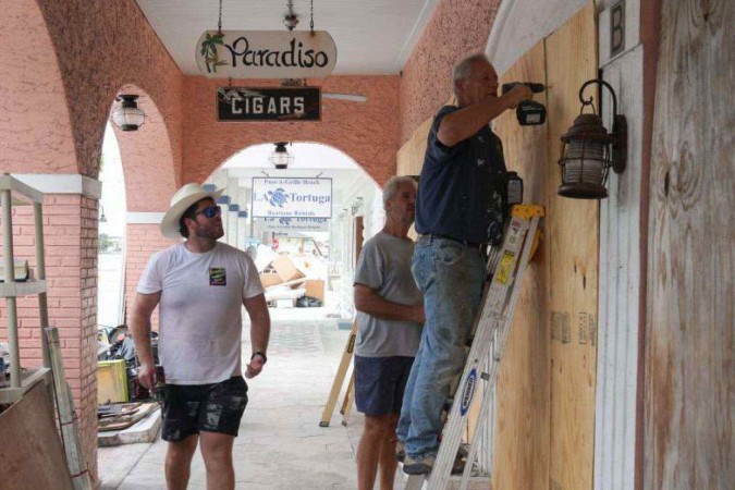 Milhares de camas foram montadas no estádio Tropicana Field para abrigar os desalojados antes da chegada do furacão -  (crédito: BBC)