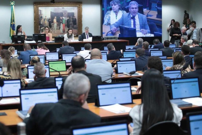 Sessão da CCJ da Câmara desta quarta: texto segue agora para uma comissão especial -  (crédito: Bruno Spada/Câmara dos Deputados)