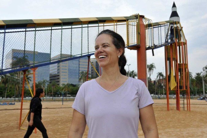 Maíra Barbosa levas as sobrinhas ao parquinho para manter a tradição da família