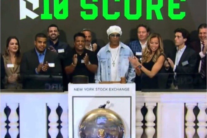 Ronaldinho Gaúcho tocou o sino de encerramento do pregão na Bolsa de Valores de Nova York -  (crédito: Foto: Reprodução)