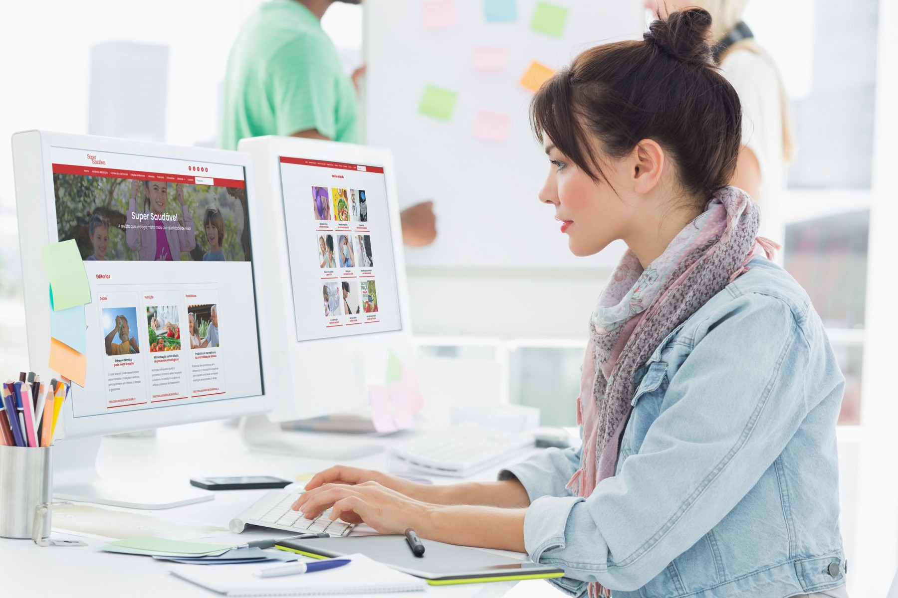  Side view of an artist using computer with colleagues behind at the office
     -  (crédito:  Wavebreak Media LTD)