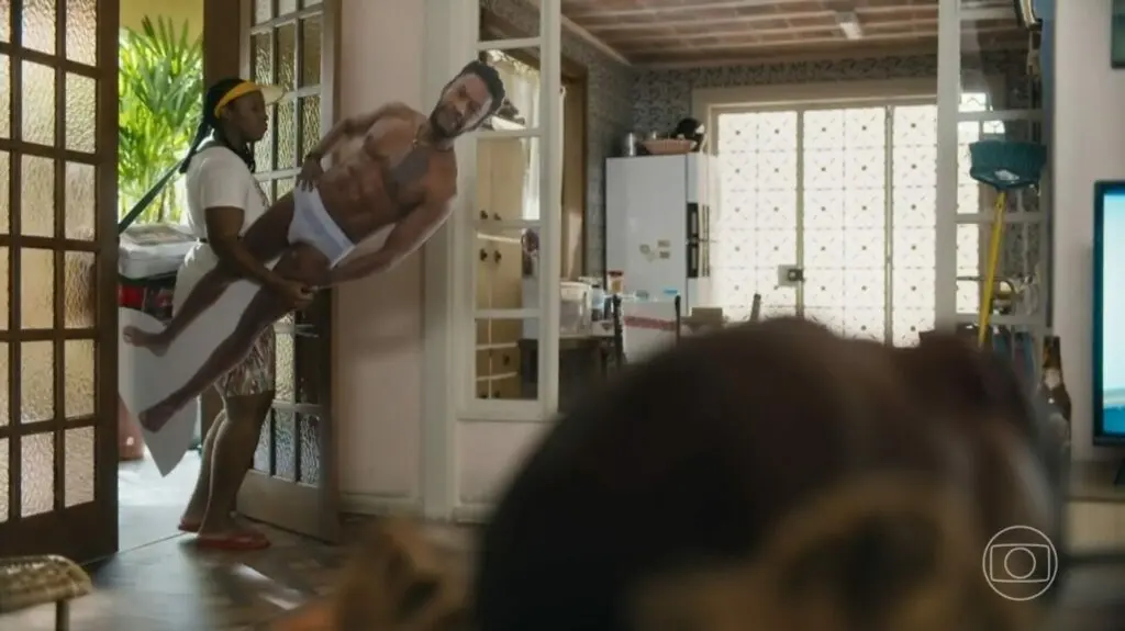 Dhu (Ivy Souza) com toten de Léo Caravelli (Nill Marcondes)