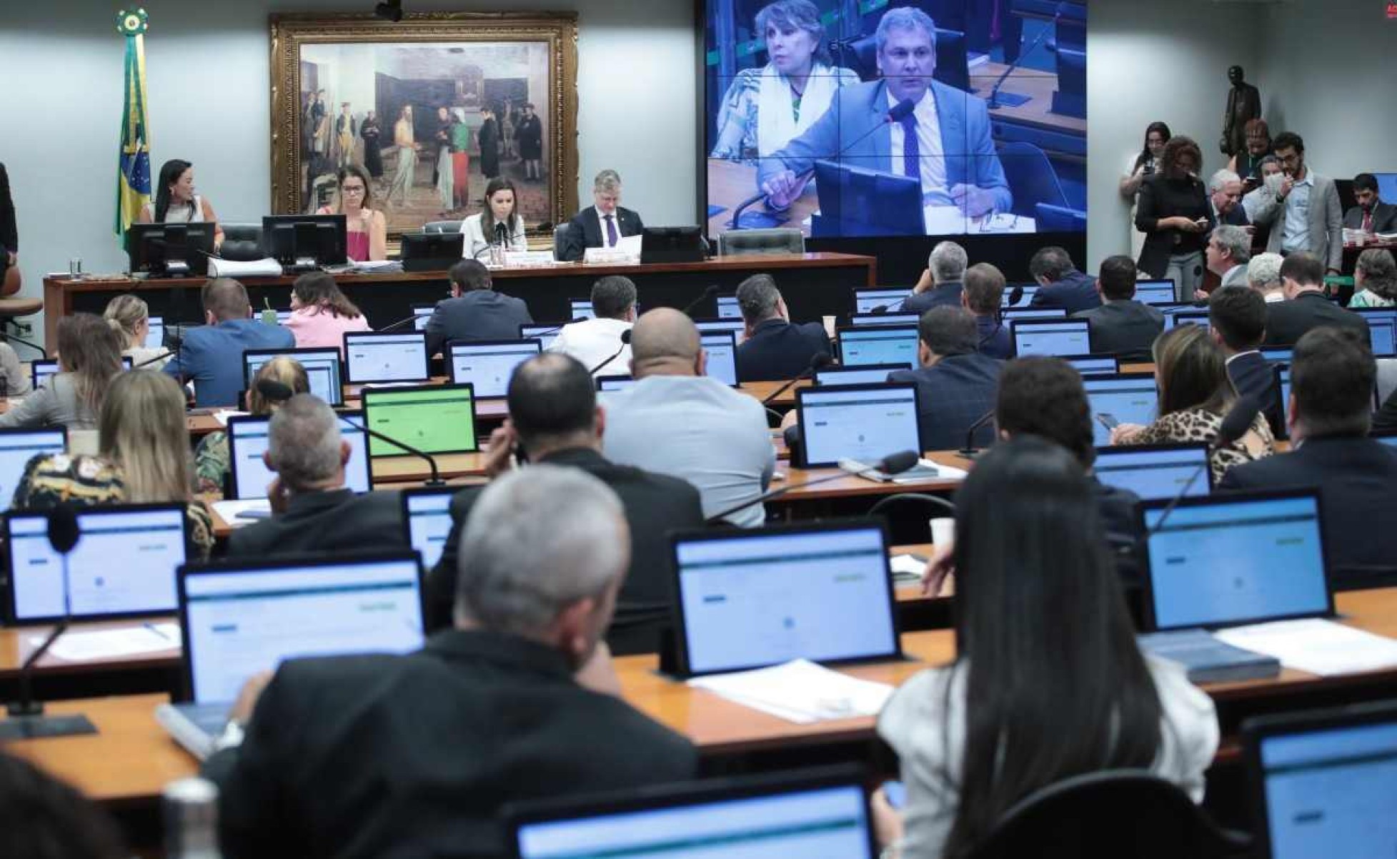 CCJ aprova PEC que permite que Congresso suspenda decisão do STF