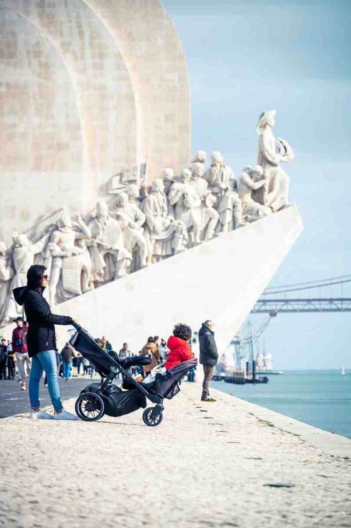 Bruna e os meninos em um carrinho duplo, em Portugal